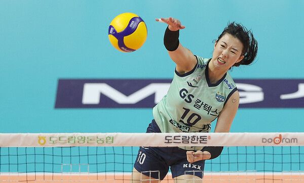 5일 경북 구미 박정희체육관에서 열린 2023 구미·도드람컵 프로배구대회 GS칼텍스와 IBK기업은행의 결승전. GS칼텍스 강소휘가 공격하고 있다. /연합뉴스