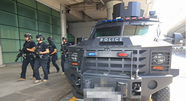6일 오전 제주국제공항에서 제주경찰청 경찰특공대가 장갑차를 대동해 순찰하고 있는 모습. / 연합뉴스&nbsp;