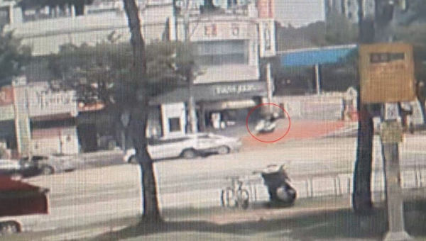 지난달 18일 대전 한 신협에 남성이 침입해 현금 3900만원을 빼앗아 달아난 용의자 모습 / 연합뉴스