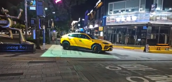 압구정로데오 거리에 세워진 람보르기니 차량 / 유튜브 '카라큘라 탐정사무소' 갈무리