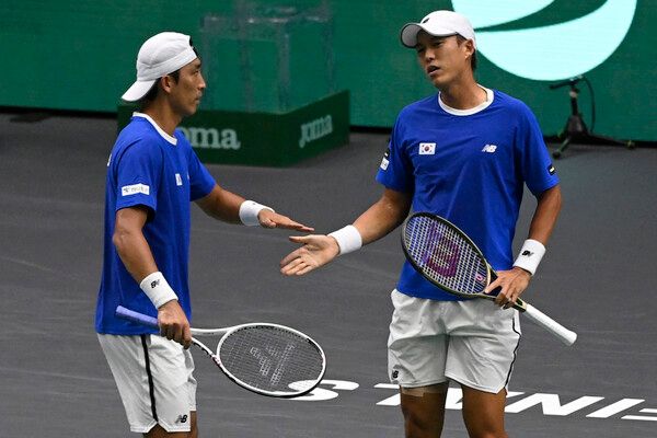 남지성(왼쪽), 송민규. /연합뉴스