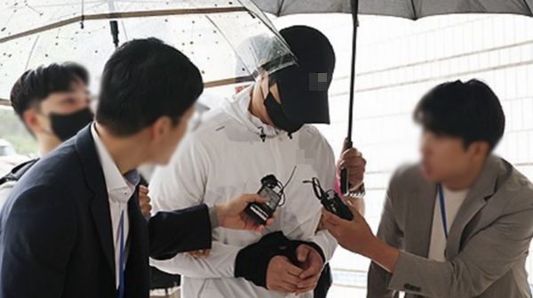 주차 시비 중 상대방을 흉기로 위협한 혐의로 체포된 30대 남성 A 씨가&nbsp;13일 오후 구속 전 피의자 심문(영장심사)을 받기 위해 서울중앙지법 법정으로 들어가고 있는 모습. / 연합뉴스&nbsp;