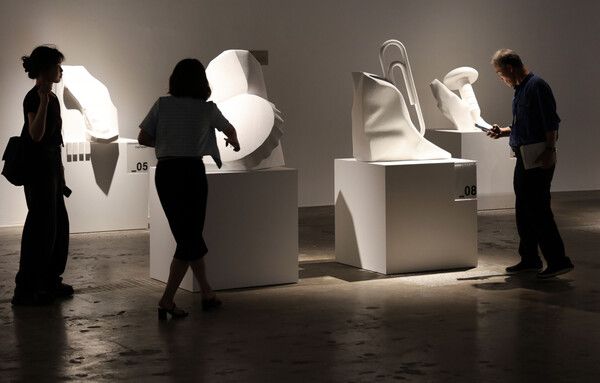 5일 오전 광주 비엔날레전시관에서 제10회 광주디자인비엔날레 프레스 오픈 행사가 열려 취재진들이 디자인의 혁신을 이룬 조각 작품을 살펴보고 있다. /연합뉴스