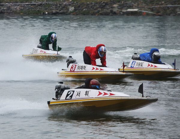 미사리경정장에서 선수들이 치열한 레이스를 펼치고 있다. /국민체육진흥공단 제공