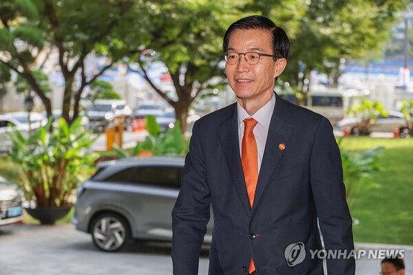 방문규 산업통상자원부 장관이 지난 22일 오전 서울 종로구 정부서울청사로 출근하고 있다. /연합뉴스