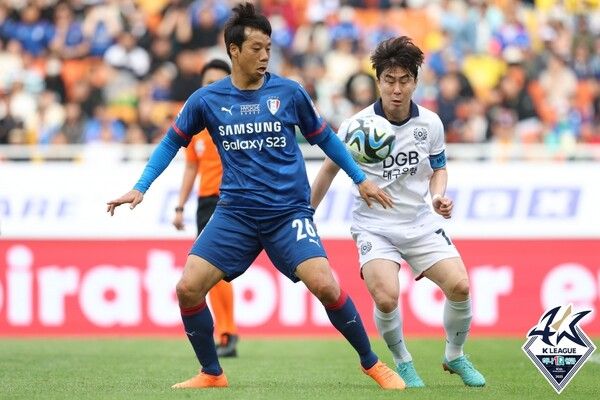 염기훈(왼쪽). /한국프로축구연맹 제공