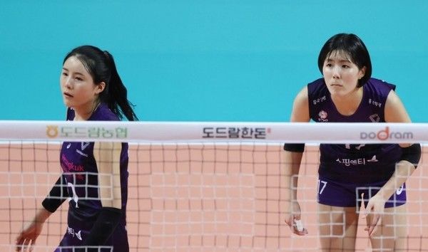 이다영(왼쪽)-이재영의 모습. /연합뉴스