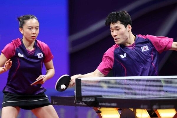 장우진(오른쪽)-전지희 조. /대한탁구협회 제공