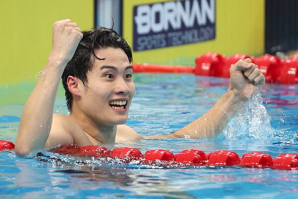 27일 중국 항저우 올림픽 스포츠센터 수영장에서 열린 2022 항저우 아시안게임 수영 남자 자유형 200ｍ 결승에서 우승한 황선우가 기뻐하고 있다. /연합뉴스