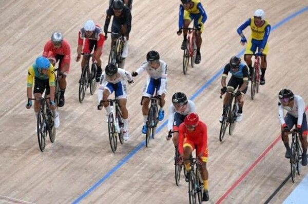 신동인-김유로가 29일 중국 저장성 항저우 춘안 제서우 스포츠센터 벨로드롬에서 열린 2022 항저우 아시안 게임 남자 매디슨에서 달리고 있다. /연합뉴스