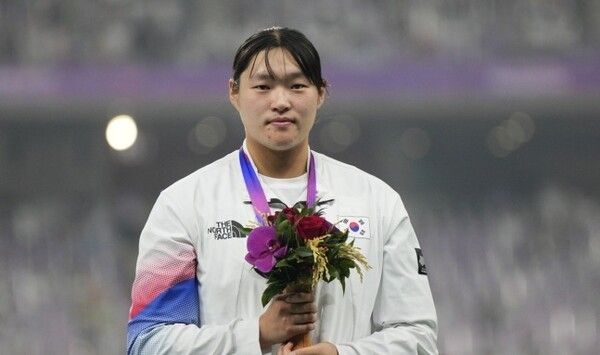 김태희(오른쪽)가 29일 중국 저장성 항저우 올림픽 스포츠센터 주경기장에서 열린 2022 항저우 아시안게임 여자 해머던지기 결선에서 64ｍ14를 던져 3위에 오른 뒤, 기념 촬영을 하고 있다. /연합뉴스