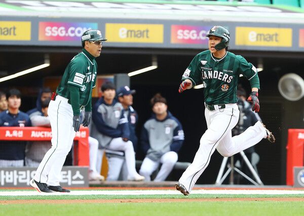 SSG 최정(가운데). /SSG 제공