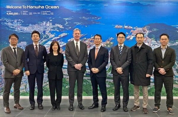 한화오션 정승균 특수선 해외사업단장(오른쪽 네번째), 영국 밥콕 인터내셔널 국제 부문 총괄 닉 하인 경(오른쪽 다섯번째) 등 양사 관계자들이 한화오션 시흥R&D캠퍼스에서 만나 기념촬영을 하고 있다. /한화오션