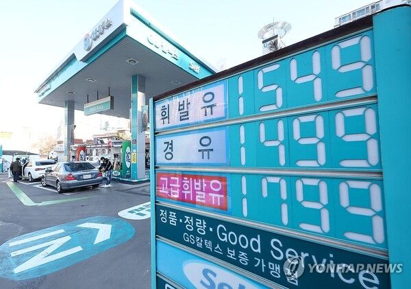 주유소 휘발유, 경유 판매가격이 14주째 하락세를 보이고 있다. / 연합뉴스