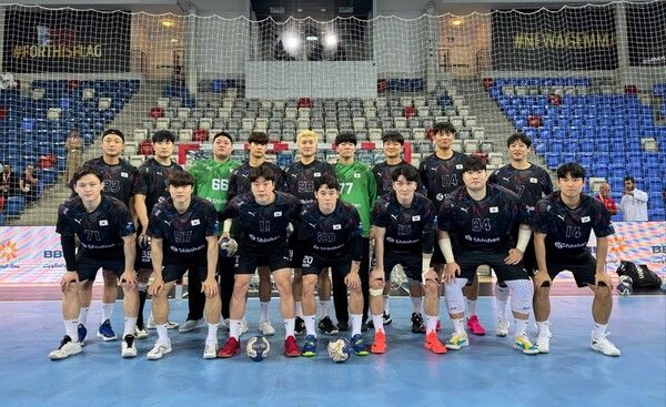 중국과 경기에 앞서 기념 촬영을 한 한국 선수단. /대한핸드볼협회 제공