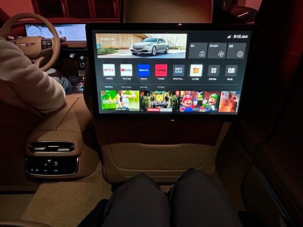 뒷좌석에 앉았을때 보이는 '후석 엔터테인먼트 시스템'과 레그룸 / 김우정 기자