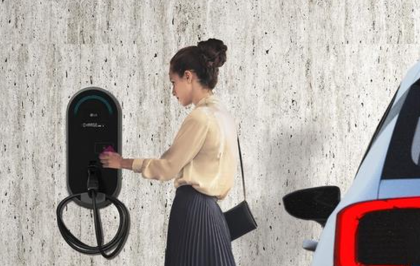 LG전자는 미국 텍사스주 포트워스에 첫 전기차 충전기 생산 공장을 설립해 문을 열었다. / LG전자