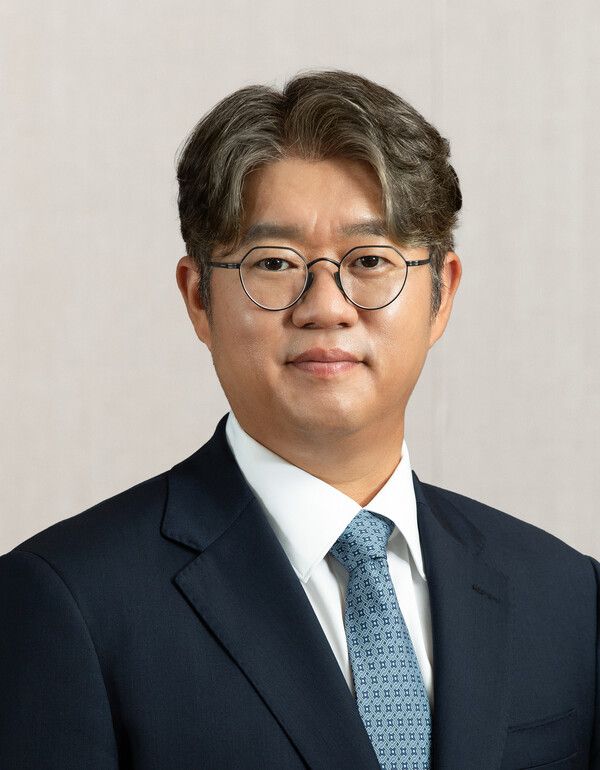 SK C&C 윤풍영 사장은 2일 신년사를 통해 “2024년에는 그동안 추진해 온 변화를 더 강한 실행으로 옮기는 동시에 본격적으로 능동적인 성장을 추진하는 원년으로 만들 것”이라며 “미래 성장사업과 BM(비즈니스모델) 발굴을 위한 노력에 박차를 가해 4대 디지털 혁신 사업에서 가시적 성과를 수확하겠다”고 밝혔다. / SK C&C