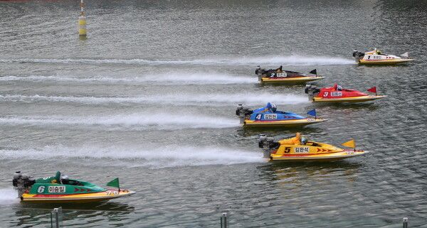 경정 선수들이 미사리경정장에서 경주를 출발하고 있다. /국민체육진흥공단 제공