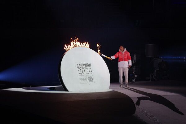 프리스타일 스키 선수인 이정민이 19일 오후 강원도 강릉시 스피드스케이트 경기장에서 열린 2024 강원 동계청소년올림픽&nbsp;개회식에서 성화를 점화하고 있다. / 연합