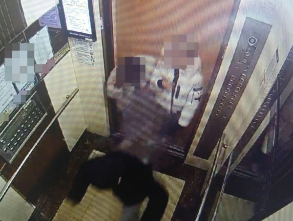 엘리베이터 CCTV에 찍힌 학생./ 연합뉴스