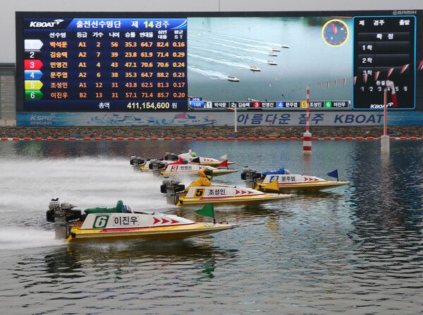 미사리경정장에서 출전 선수들이 플라잉 스타트로 경주를 출발하고 있다. /국민체육진흥공단 제공