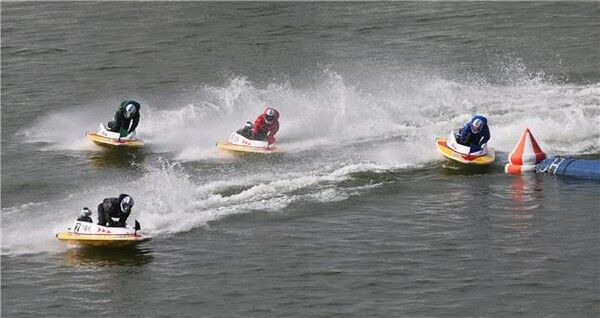 미사리경정장에서 선수들이 턴마크를 돌며 경합을 보이고 있다. /국민체육진흥공단 제공