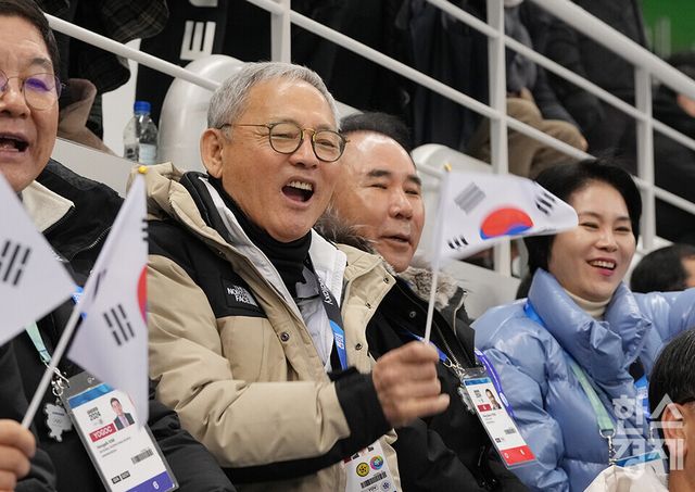 유인촌 문화체육관광부 장관이 20일 오후 강원도 강릉 아이스 아레나에서 열린 2024 강원 동계청소년올림픽 쇼트트랙 1,500m 경기를 관전하고 있다. /강릉=최대성 기자 dpdaesung@sporbiz.co.kr 2024.01.20