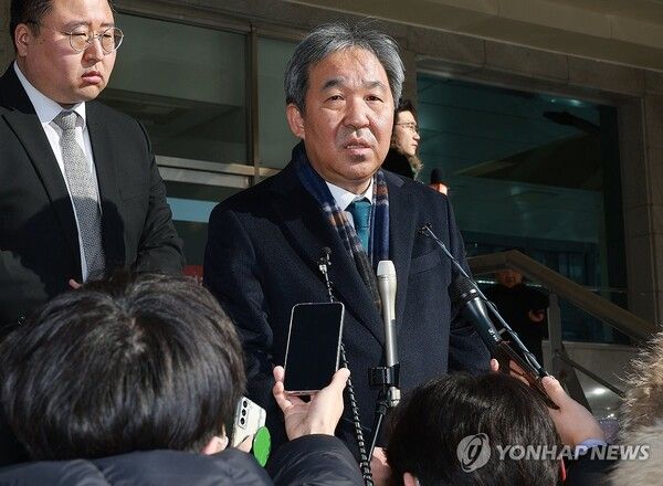 국민의힘 배현진 의원 병문안을 마친 한오섭 정무수석이 지난 26일 오전 서울 순천향대병원앞에서 취재진 질문에 답하고 있다. /연합뉴스