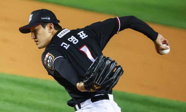 7일 오후 서울 잠실야구장에서 열린 2023 프로야구 포스트시즌 한국시리즈 1차전 kt wiz와 LG 트윈스의 경기. 1회말 kt 선발투수 고영표가 역투하고 있다. /연합뉴스