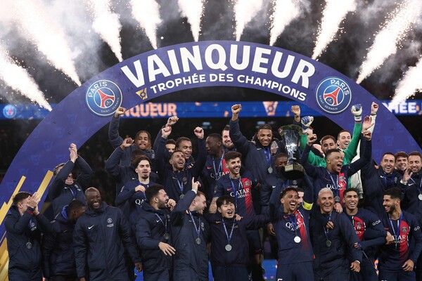 우승컵 들어올린 파리 생제르맹. /연합뉴스