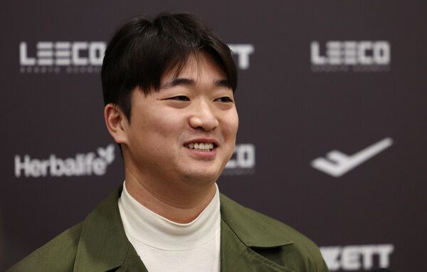 미국프로야구(MLB) 샌디에이고 파드리스와 계약한 투수 고우석이 6일 오전 인천국제공항 제2터미널을 통해 귀국한 뒤 인터뷰를 하고 있다. /연합뉴스
