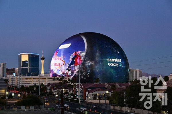 현지시간&nbsp;1월 8일 미국 라스베이거스의 랜드마크 스피어(Sphere)에서 공개된 '갤럭시 언팩' 디지털 티징 영상 / 삼성전자