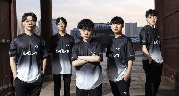 유니폼 셔츠를 입은 Dplus KIA LoL 1군 선수단. /Dplus KIA 제공