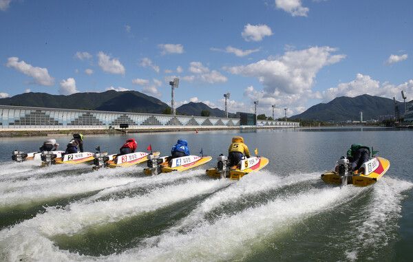 경정 선수들이 미사리경정장에서 지정 연습을 위해 계류장에서 출발하고 있다. /국민체육진흥공단 제공
