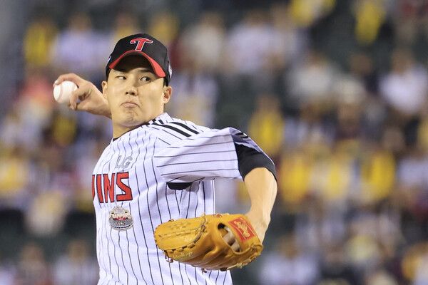 11일 서울 잠실야구장에서 열린 2024 신한 SOL뱅크 KBO 포스트시즌 준플레이오프 5차전 kt wiz와 LG 트윈스의 경기. 1회초 LG 선발 임찬규가 역투하고 있다. /연합뉴스