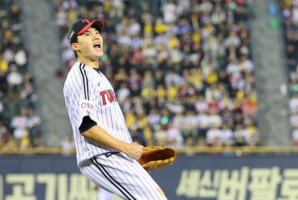 11일 오후 서울 잠실구장에서 열린 2024 프로야구 신한 SOL뱅크 KBO 포스트시즌 준플레이오프 5차전 LG 트윈스와 kt wiz의 경기. 2회초 kt 공격을 막은 LG 선발 임찬규가 포효하고 있다. /연합뉴스