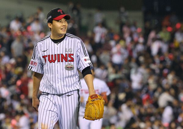 11일 오후 서울 잠실구장에서 열린 2024 프로야구 신한 SOL뱅크 KBO 포스트시즌 준플레이오프 5차전 LG 트윈스와 kt wiz의 경기. 1회초 kt 공격을 막은 LG 선발 임찬규가 덕아웃으로 향하고 있다. /연합뉴스