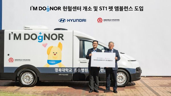 지난 10일 경북대 수의과대학 잔디마당에서 열린 개소식에서 정유석&nbsp;현대차&nbsp;국내사업본부장(부사장),&nbsp;이인중&nbsp;경북대학교&nbsp;연구산학부총장이 기념 촬영을 하고 있다./&nbsp;현대자동차