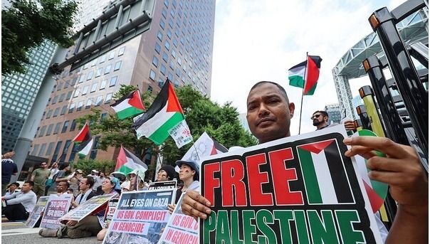 종각역 인근에서 열린 이스라엘 규탄 집회 - 팔레스타인인들과 '팔레스타인인들과 연대하는 사람들' 관계자들이 23일 오후 서울 지하철 1호선 종각역 인근 우정국로에서 이스라엘의 가자지구 공격 중단 등을 촉구하고 있다. /연합뉴스