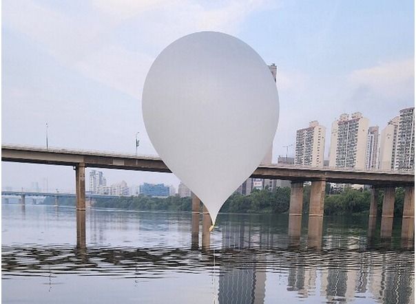 &nbsp;9일 오전 서울 한강 잠실대교 인근에서 발견된 대남 풍선.합동참모본부는 