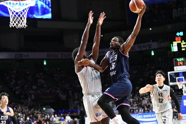 KCC 디온테 버튼이 슛을 시도하고 있다. /KBL 제공