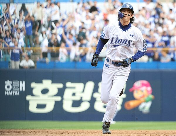 13일 오후 대구 삼성라이온즈파크에서 열린 2024 프로야구 신한 SOL뱅크 KBO 포스트시즌 플레이오프 1차전 LG 트윈스와 삼성 라이온즈의 경기. 3회말 무사 주자 1,3루 상황에서 삼성 구자욱이 3점 홈런을 치고 베이스를 돌고 있다. /연합뉴스