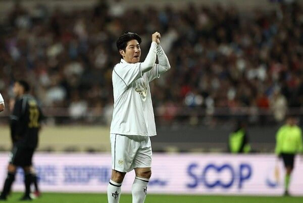 20일 서울월드컵경기장에서 열린 2024 넥슨 아이콘 매치. 실드 유나이티드 박주호가 득점한 후 기뻐하고 있다.. /연합뉴스