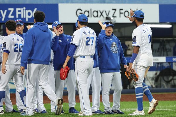 15일 대구 삼성라이온즈파크에서 열린 2024 신한 SOL뱅크 KBO 포스트시즌 플레이오프 2차전 LG 트윈스와 삼성 라이온즈의 경기. 10-5로 승리한 삼성 박진만 감독이 선수들과 하이파이브하고 있다. /연합뉴스