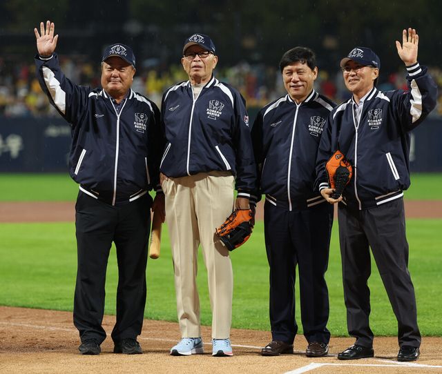 21일 광주 기아챔피언스필드에서 열린 2024 신한 SOL뱅크 KBO 포스트시즌 한국시리즈 1차전 삼성 라이온즈와 KIA 타이거즈의 경기 시작에 앞서 김응용 전 감독이 시구, 김성한이 시타, 김종모가 시포를 마친 뒤 허구연 총재와 함께 포즈를 취하고 있다. /연합뉴스