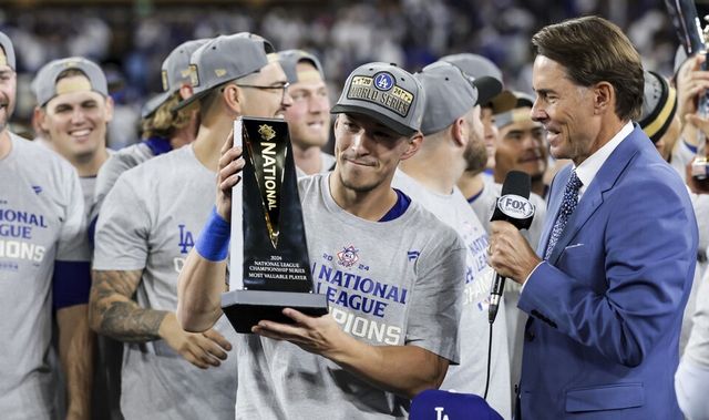 로스앤젤레스 다저스의 토미 에드먼이 21일(한국시간) 미국 캘리포니아주 로스앤젤레스의 다저스타디움에서 열린 메이저리그 뉴욕 메츠와의 내셔널리그 챔피언십시리즈(NLCS) 6차전이 끝난 뒤, NLCS 최우수선수에 뽑혀 트로피를 들고 있다. /연합뉴스