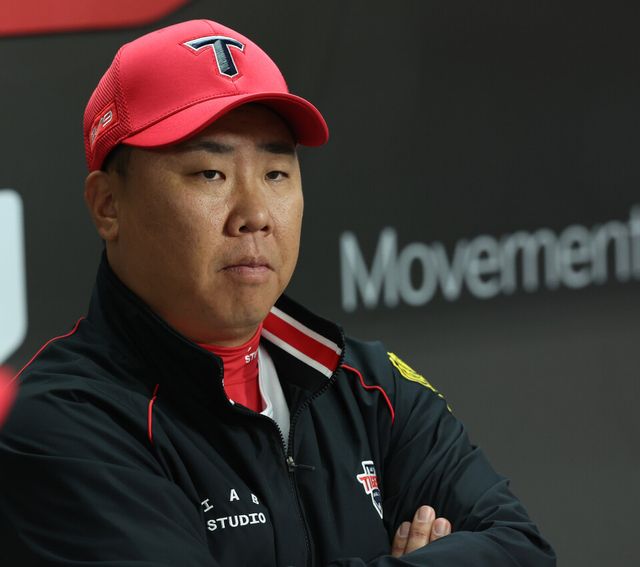 21일 광주 기아챔피언스필드에서 열린 2024 신한 SOL뱅크 KBO 포스트시즌 한국시리즈 1차전 삼성 라이온즈와 KIA 타이거즈의 경기. 이범호 KIA 감독이 우천으로 지연된 경기 시작을 기다리고 있다. /연합뉴스