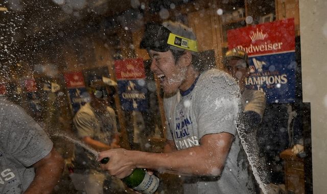 로스앤젤레스 다저스의 오타니 쇼헤이가 21일(한국시간) 미국 캘리포니아주 로스앤젤레스 다저스타디움에서 열린 뉴욕 메츠와의 내셔널리그 챔피언십시리즈(NLCS) 6차전에서 승리해 월드시리즈 진출을 확정한 뒤, 샴페인 샤워를 즐기고 있다. /연합뉴스