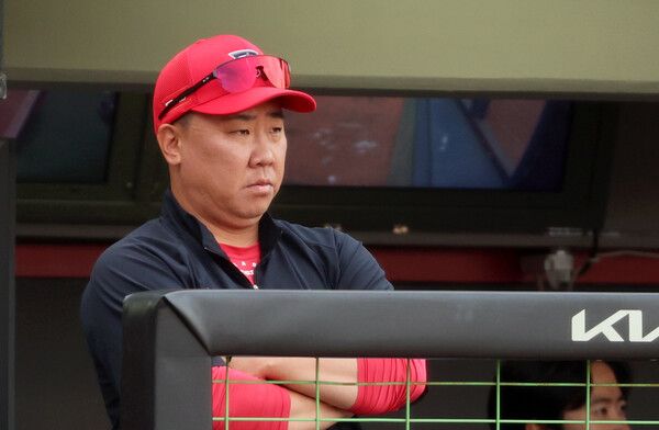 9일 광주기아챔피언스필드에서 열린 KIA 타이거즈와 상무 피닉스의 연습경기. KIA 이범호 감독이 8회말 공격을 지켜보고 있다. /연합뉴스